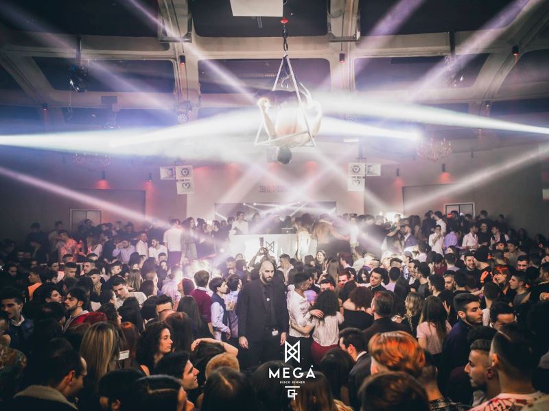 discoteca megà durante uno spettacolo per donne