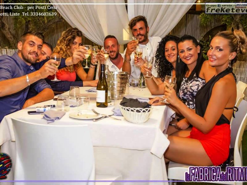 nettuno beach club comitiva che festeggia