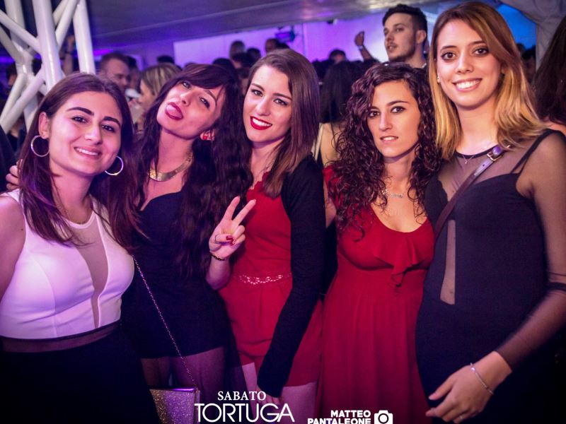 tortuga beach club ragazze pronte foto