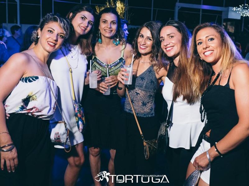 tortuga beach club ragazze in posa