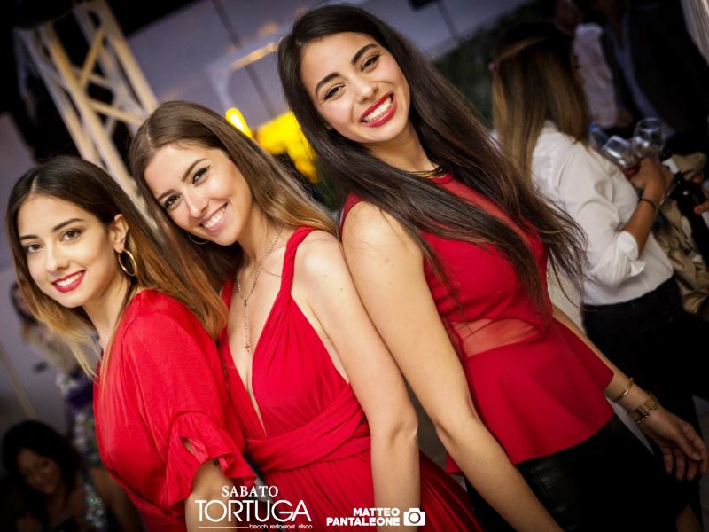 tortuga beach foto ragazze vestite di rosso