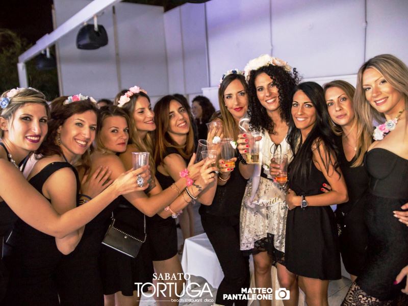 tortuga beach club addio al nubilato