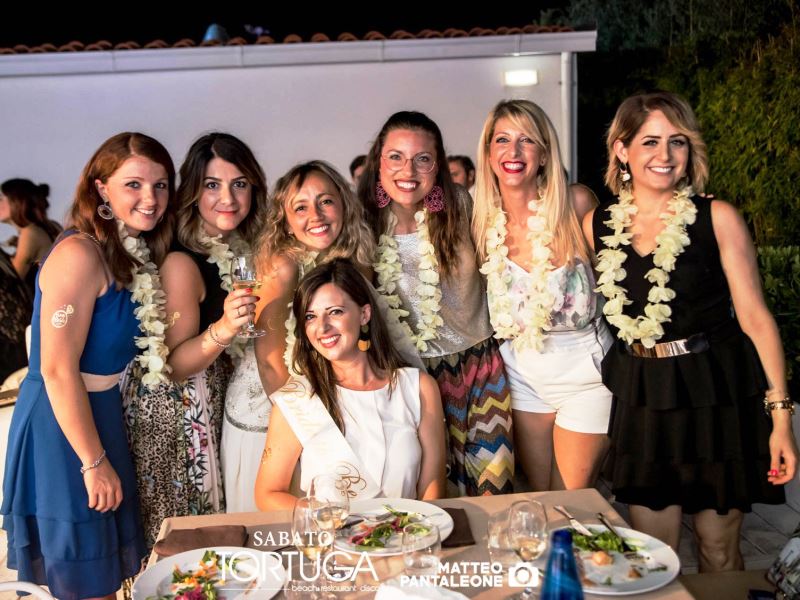 tortuga beach club promessa sposa con amiche