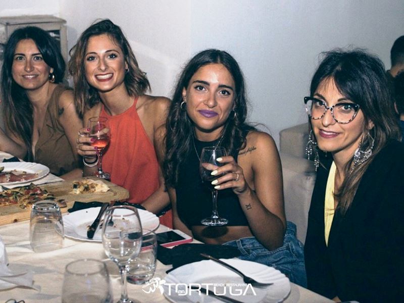 tortuga beach club cena amiche di scuola